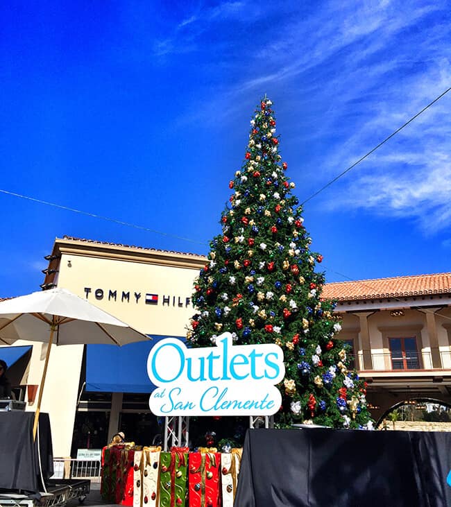 https://www.sandytoesandpopsicles.com/wp-content/uploads/2015/11/Outlets-at-San-Clemente-at-Christmas-Time.jpg