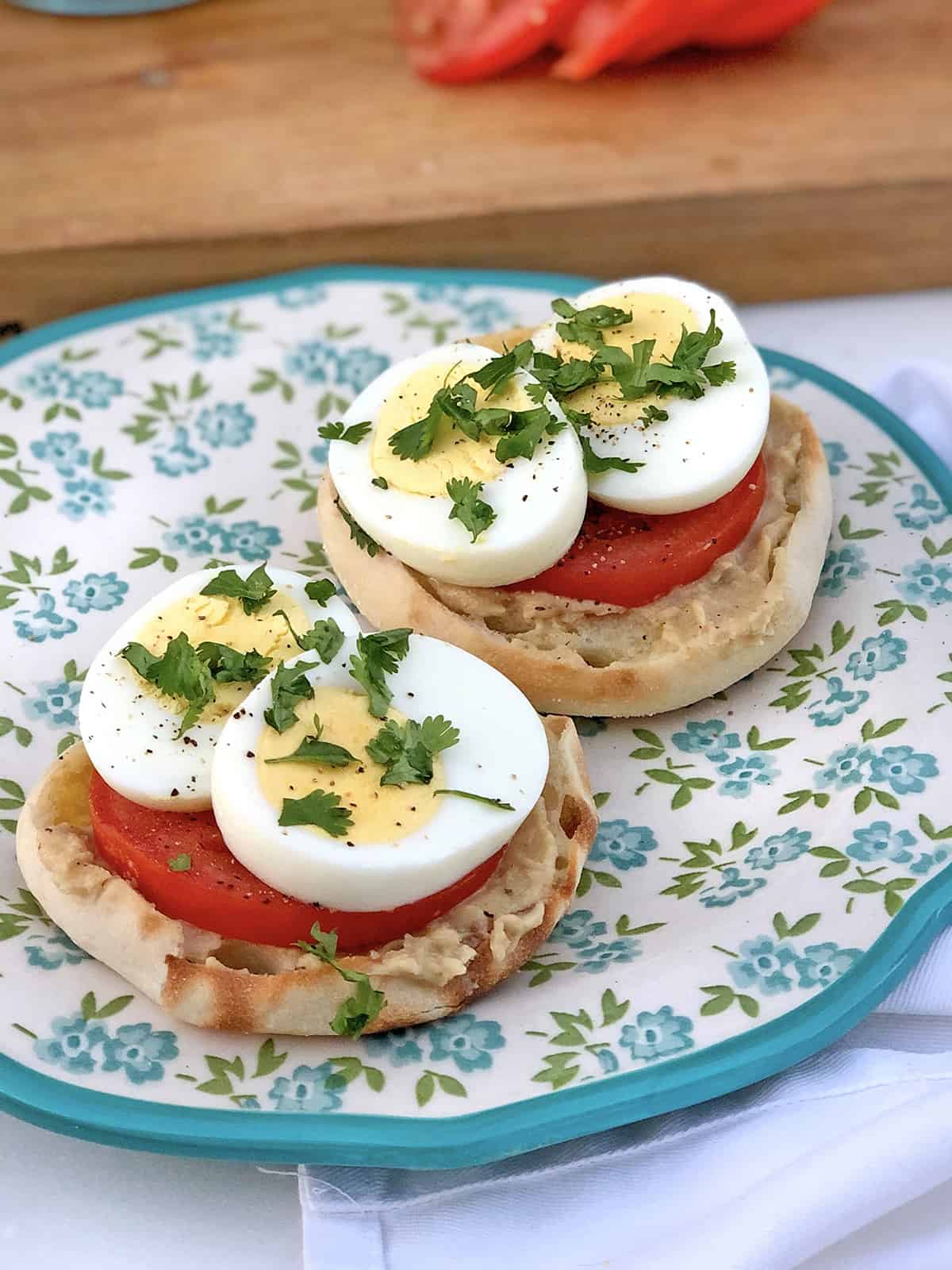 https://www.sandytoesandpopsicles.com/wp-content/uploads/2019/07/How-to-Make-Tomato-Egg-Hummus-English-Muffin-Sandwiche_feature.jpg