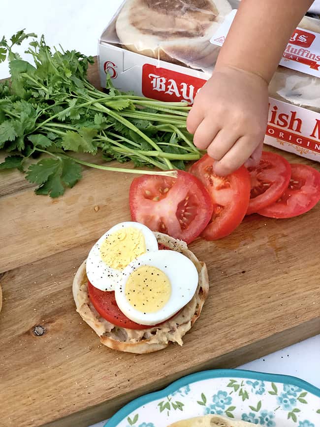 https://www.sandytoesandpopsicles.com/wp-content/uploads/2019/07/How-to-Make-a-Tomato-Egg-Hummus-Sandwich.jpg